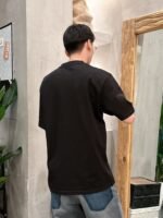 ⁦تيشيرت فندي الجديد بأكمام قصيرة وياقة مستديرة⁩ - الصورة ⁦4⁩