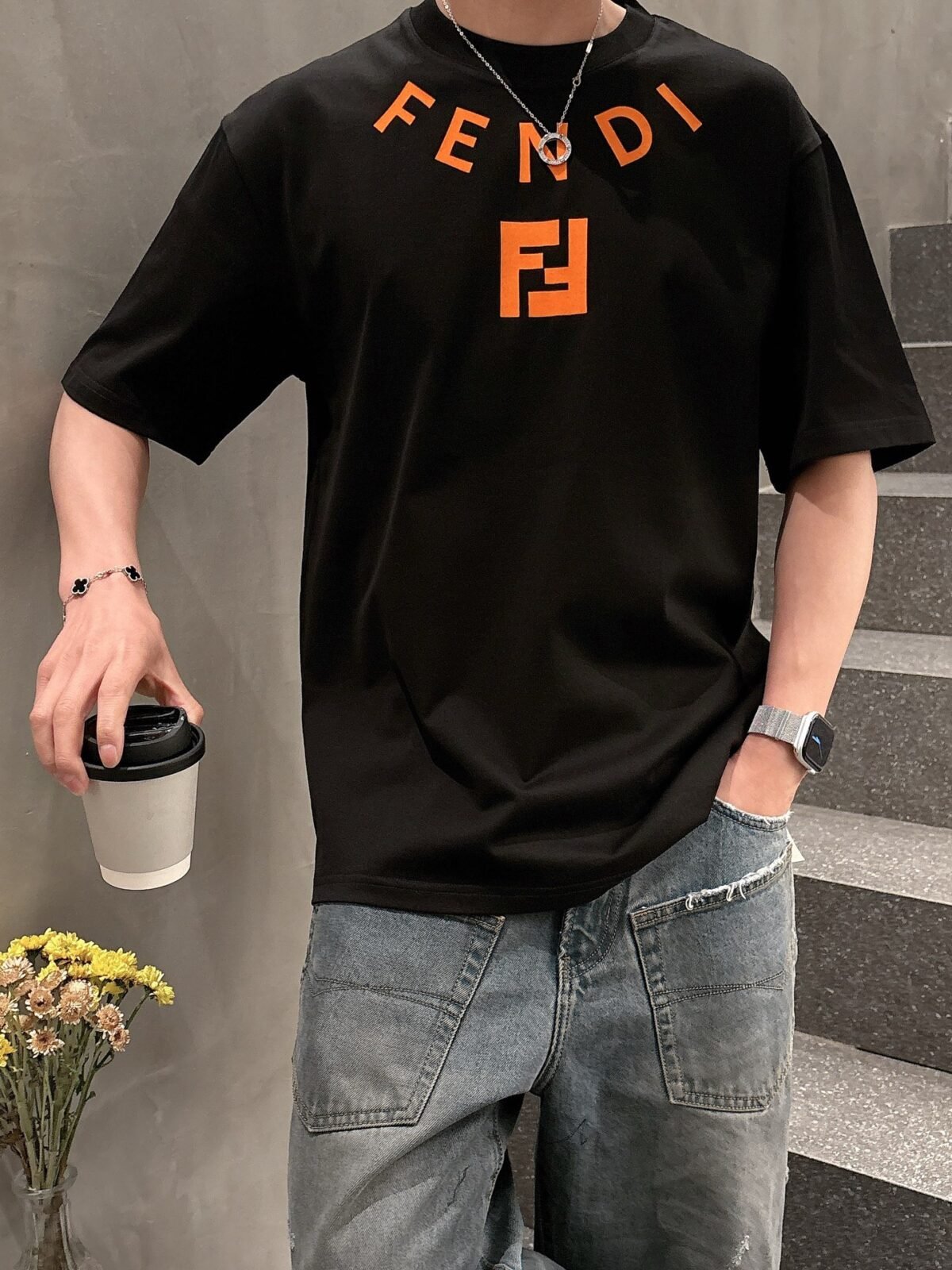 ⁦تيشيرت فندي الجديد بأكمام قصيرة وياقة مستديرة⁩ - الصورة ⁦9⁩