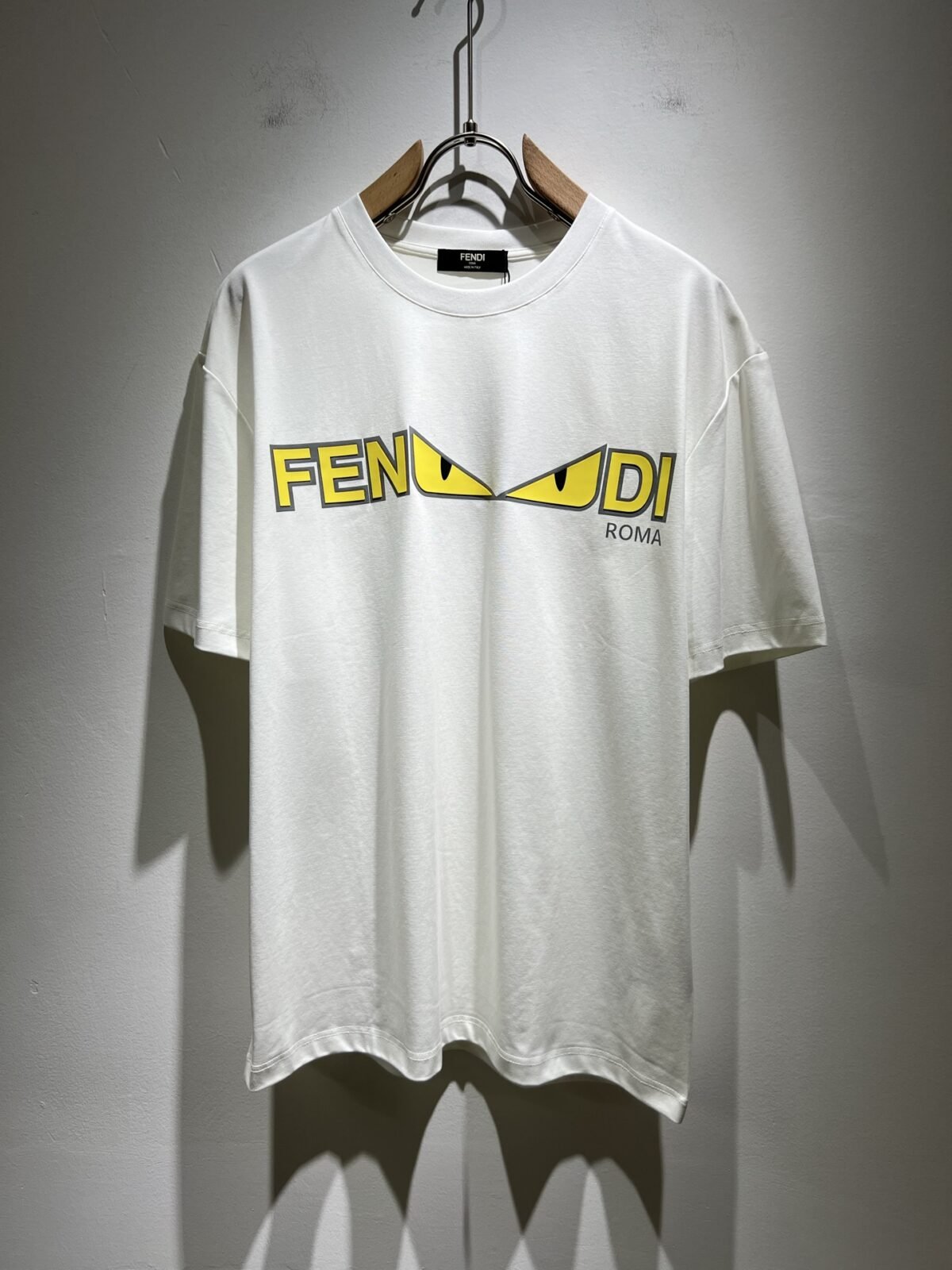 ⁦تيشيرت فندي الجديد بأكمام قصيرة للجنسين.⁩ - الصورة ⁦1⁩