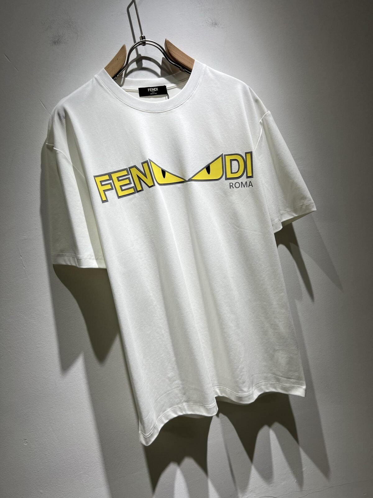 ⁦تيشيرت فندي الجديد بأكمام قصيرة للجنسين.⁩ - الصورة ⁦5⁩