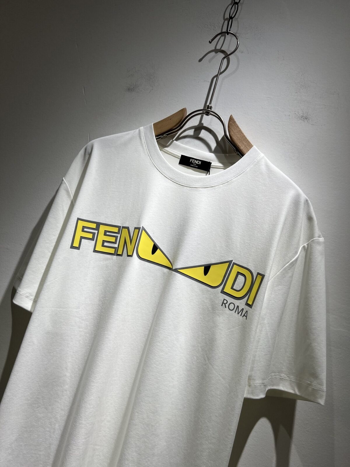 ⁦تيشيرت فندي الجديد بأكمام قصيرة للجنسين.⁩ - الصورة ⁦6⁩