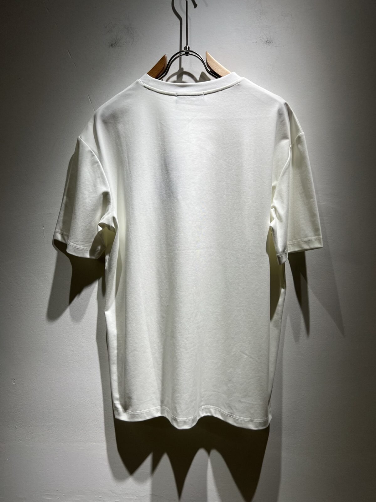 ⁦تيشيرت فندي الجديد بأكمام قصيرة للجنسين.⁩ - الصورة ⁦3⁩