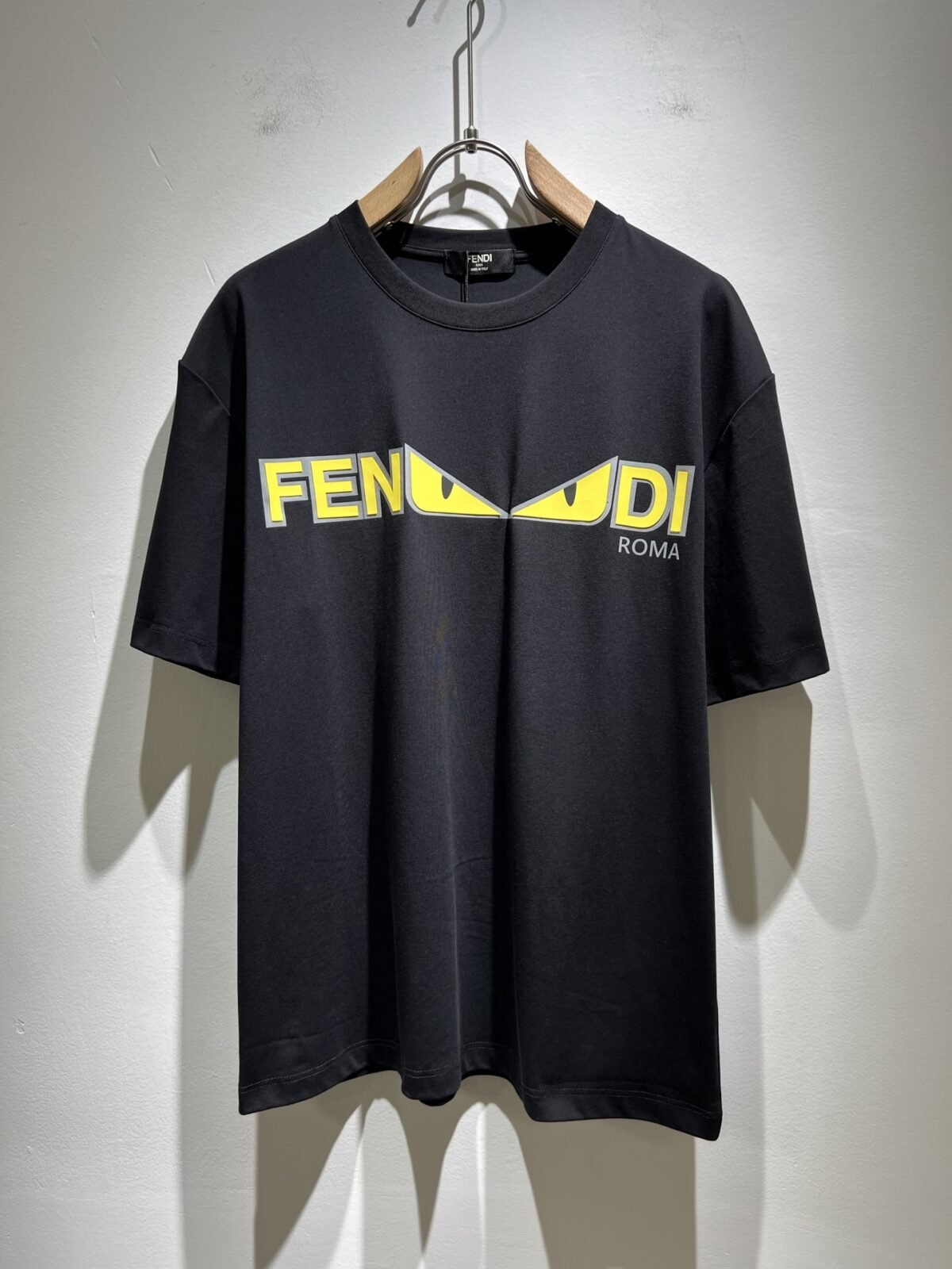 ⁦تيشيرت فندي الجديد بأكمام قصيرة للجنسين.⁩ - الصورة ⁦2⁩