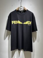 ⁦تيشيرت فندي الجديد بأكمام قصيرة للجنسين.⁩ - الصورة ⁦2⁩