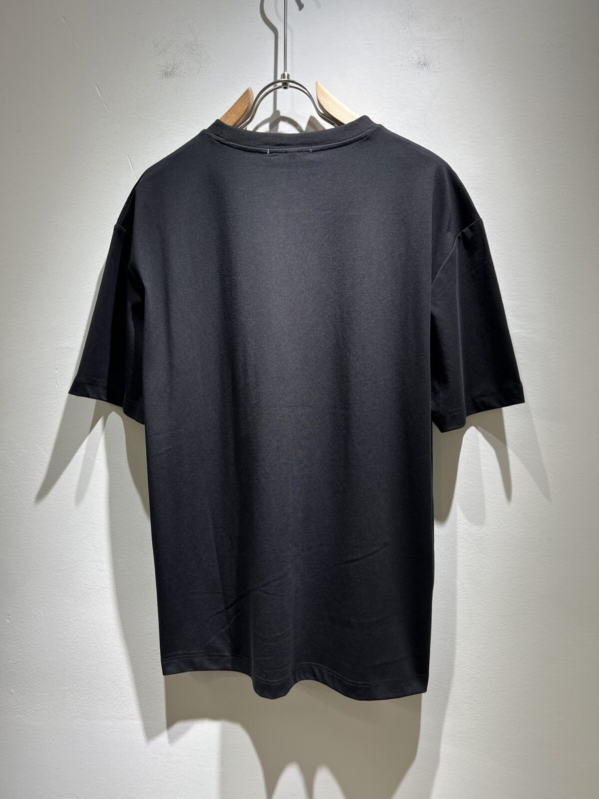 ⁦تيشيرت فندي الجديد بأكمام قصيرة للجنسين.⁩ - الصورة ⁦4⁩