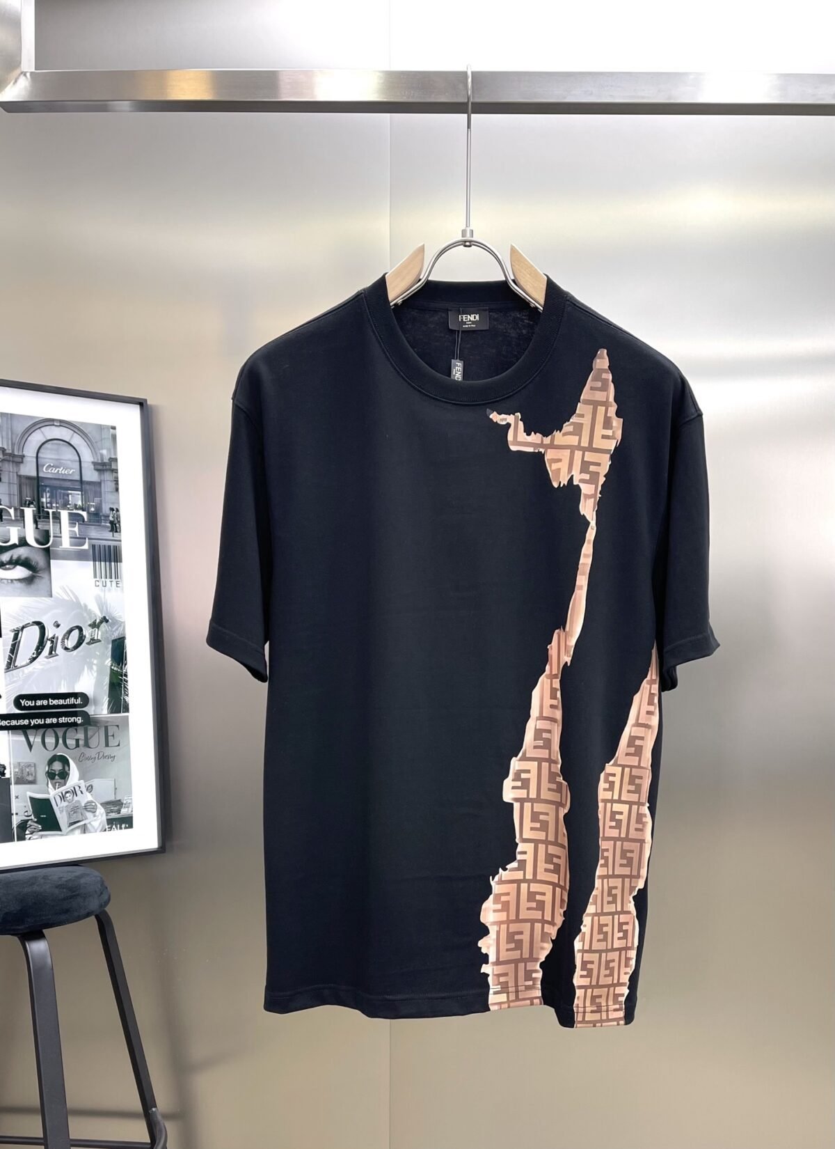 ⁦تيشيرت فندي كاجوال ومريح⁩ - الصورة ⁦2⁩