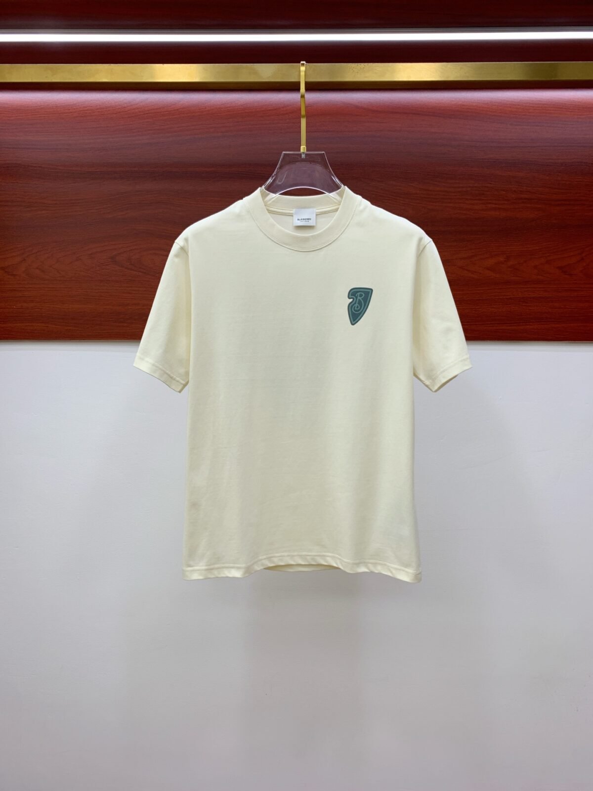 ⁦تيشيرت بربري الجديد بأكمام قصيرة مطبوع عليه شعار بربري الجديد⁩ - الصورة ⁦2⁩