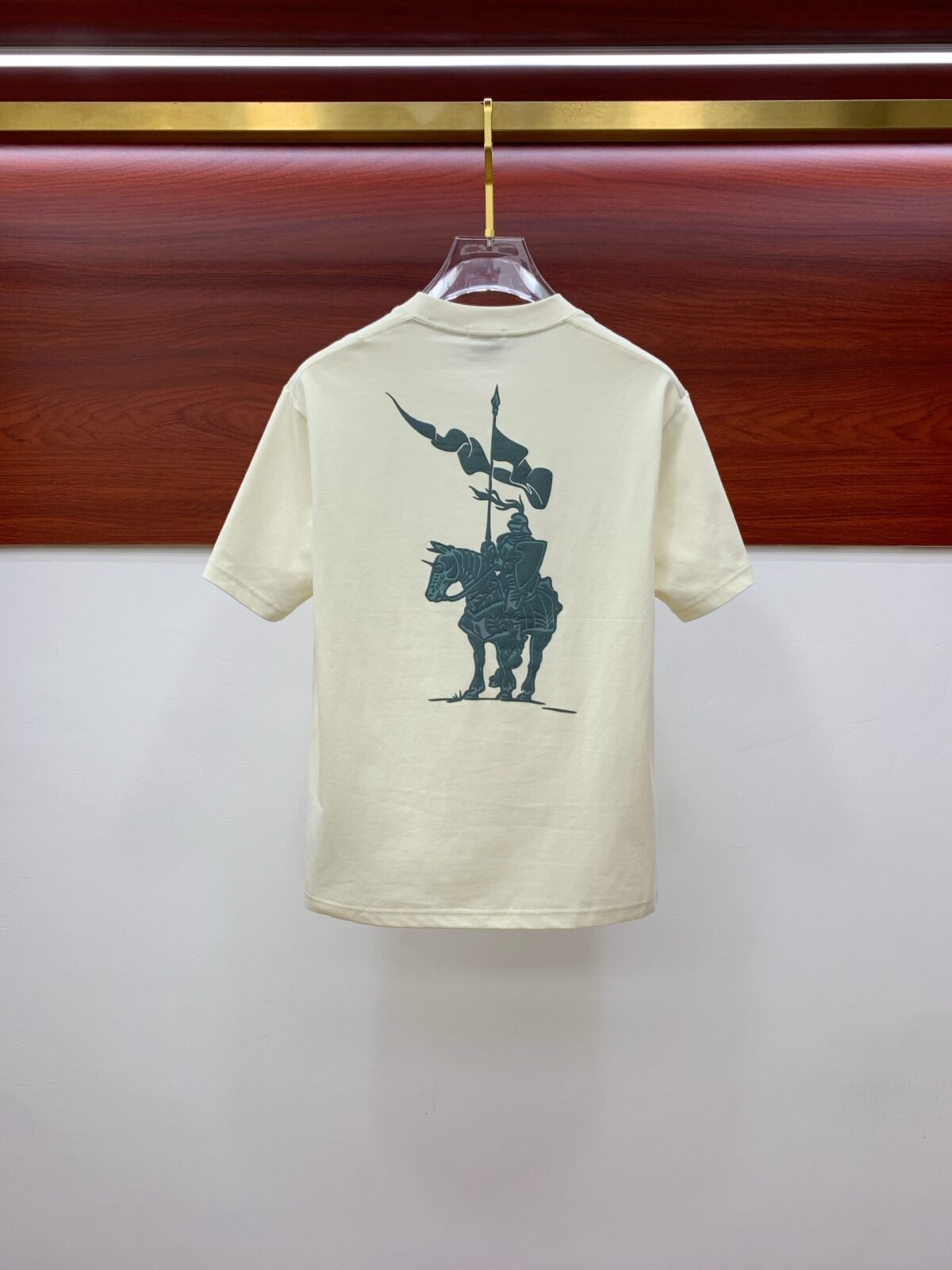 ⁦تيشيرت بربري الجديد بأكمام قصيرة مطبوع عليه شعار بربري الجديد⁩ - الصورة ⁦5⁩