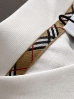 ⁦تيشيرت بربري الجديد بأكمام قصيرة وياقة دائرية.⁩ - الصورة ⁦6⁩