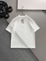 ⁦تيشيرت بربري الجديد بأكمام قصيرة وياقة دائرية.⁩ - الصورة ⁦3⁩