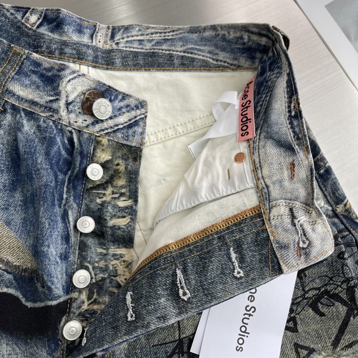 ⁦بنطلون جينز Acne الجديد بقصّة مريحة للغاية، بخصر متوسط، وساق واسعة جدًا، وطول طويل⁩ - الصورة ⁦3⁩