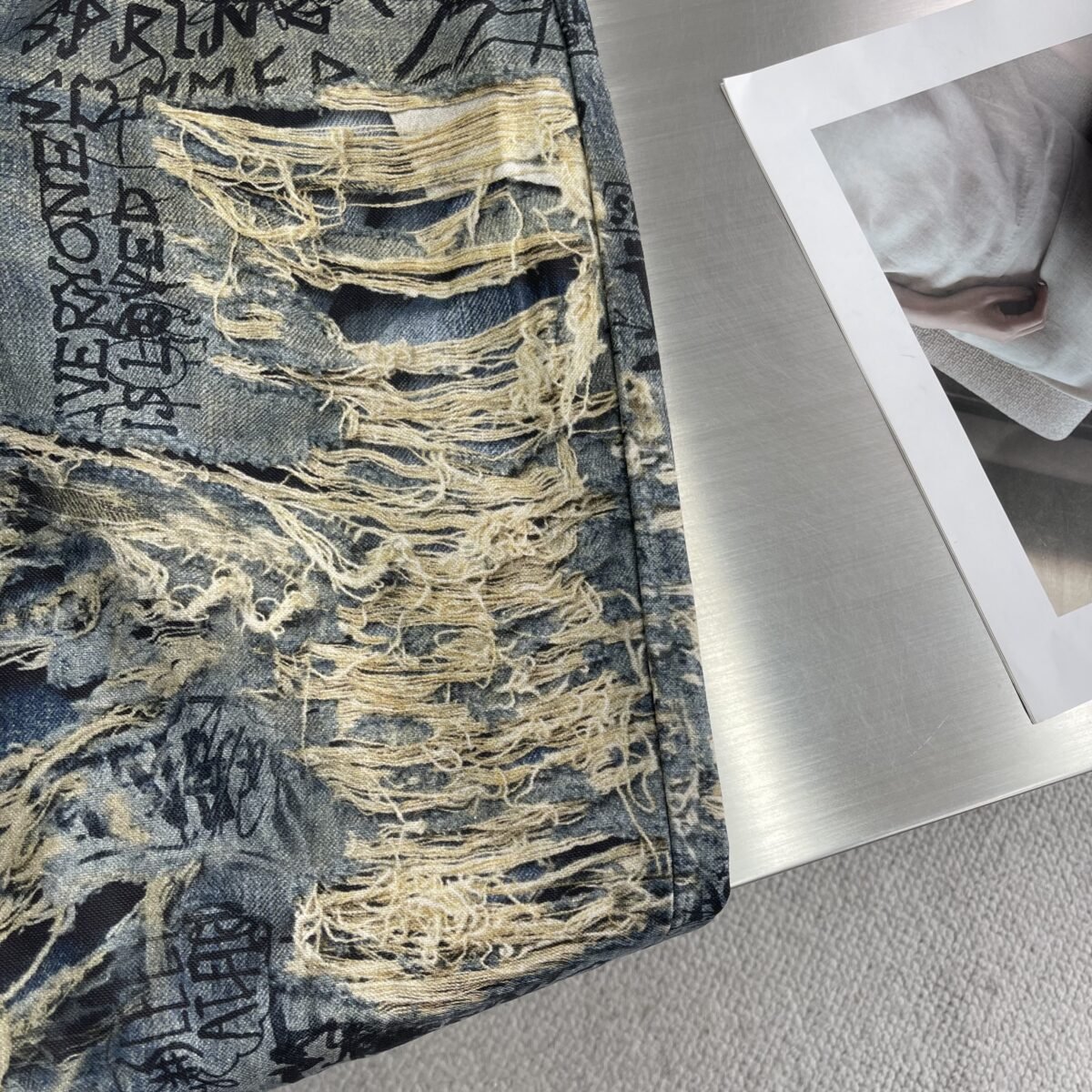 ⁦بنطلون جينز Acne الجديد بقصّة مريحة للغاية، بخصر متوسط، وساق واسعة جدًا، وطول طويل⁩ - الصورة ⁦5⁩