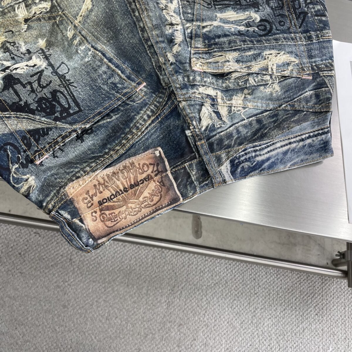 ⁦بنطلون جينز Acne الجديد بقصّة مريحة للغاية، بخصر متوسط، وساق واسعة جدًا، وطول طويل⁩ - الصورة ⁦4⁩