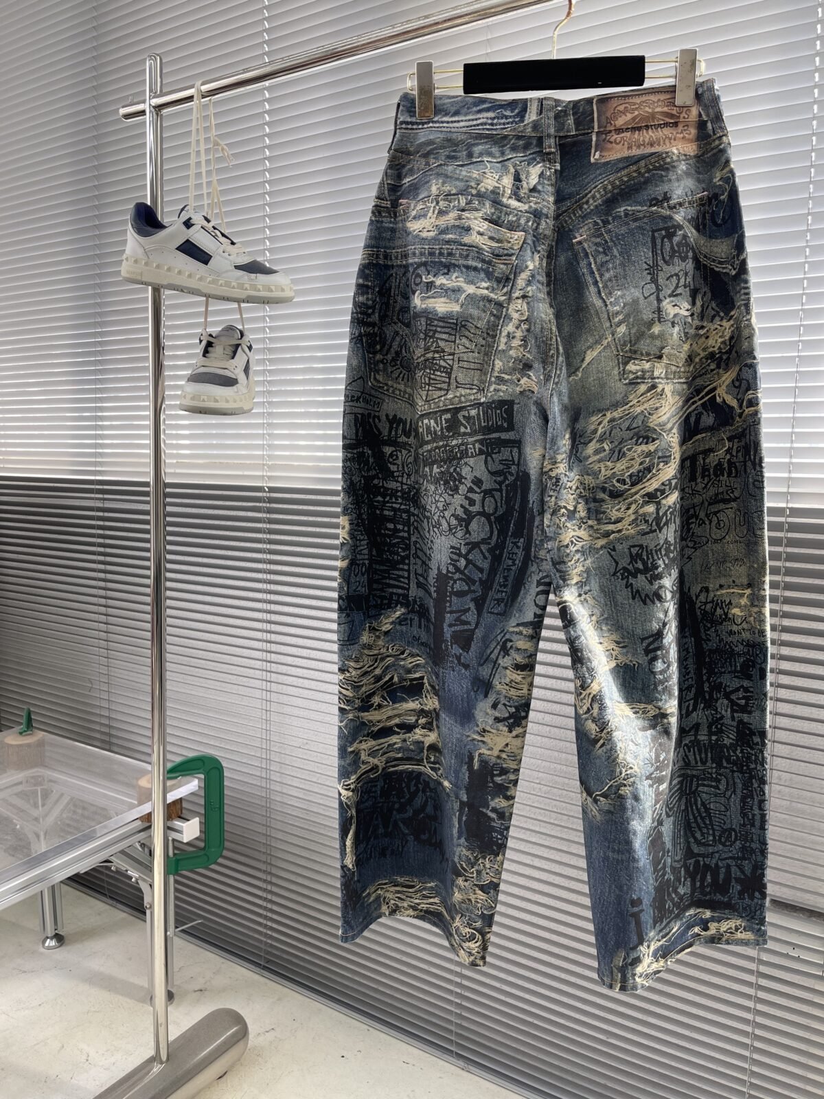 ⁦بنطلون جينز Acne الجديد بقصّة مريحة للغاية، بخصر متوسط، وساق واسعة جدًا، وطول طويل⁩ - الصورة ⁦2⁩