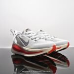 ⁦حذاء Nike ZoomX Vomero 18⁩ - الصورة ⁦5⁩