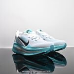 ⁦حذاء Nike ZoomX Vomero 18⁩ - الصورة ⁦5⁩