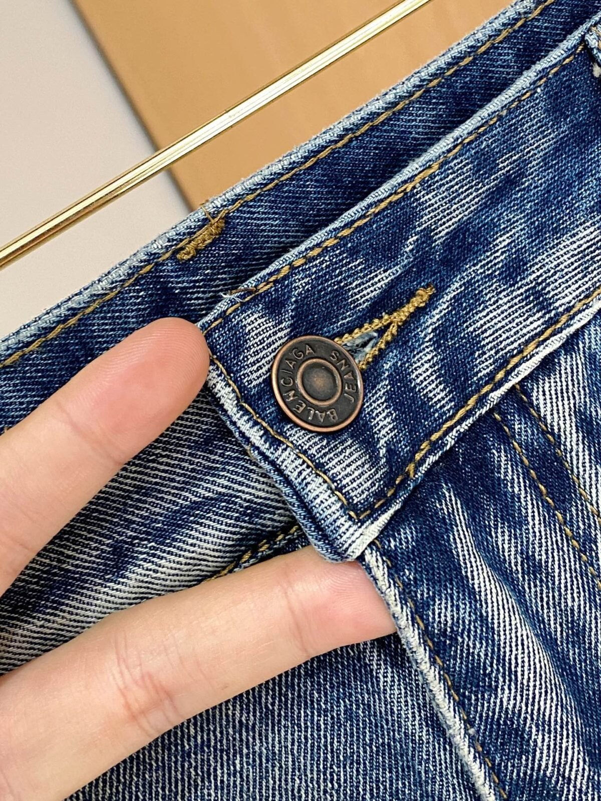 ⁦بنطلون جينز Balenciaga للفصول الأربعة⁩ - الصورة ⁦4⁩