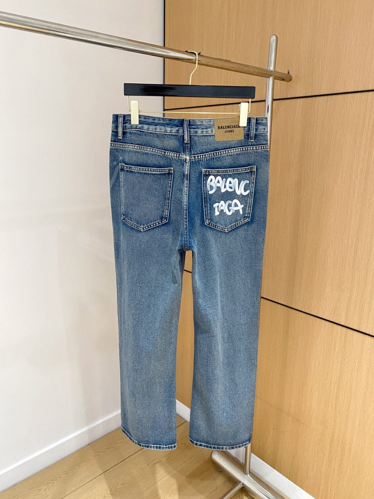 ⁦بنطلون جينز Balenciaga للفصول الأربعة⁩ - الصورة ⁦2⁩