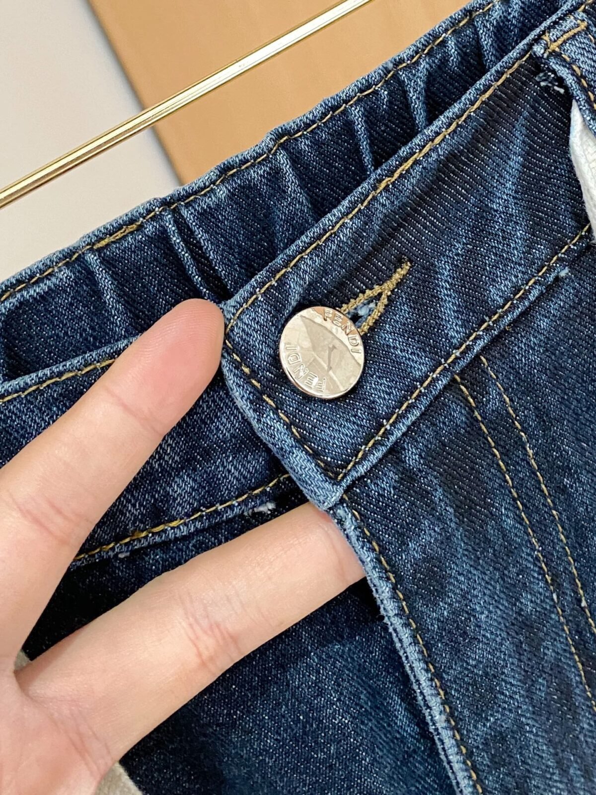 ⁦جينز فندي فور سيزونز⁩ - الصورة ⁦5⁩