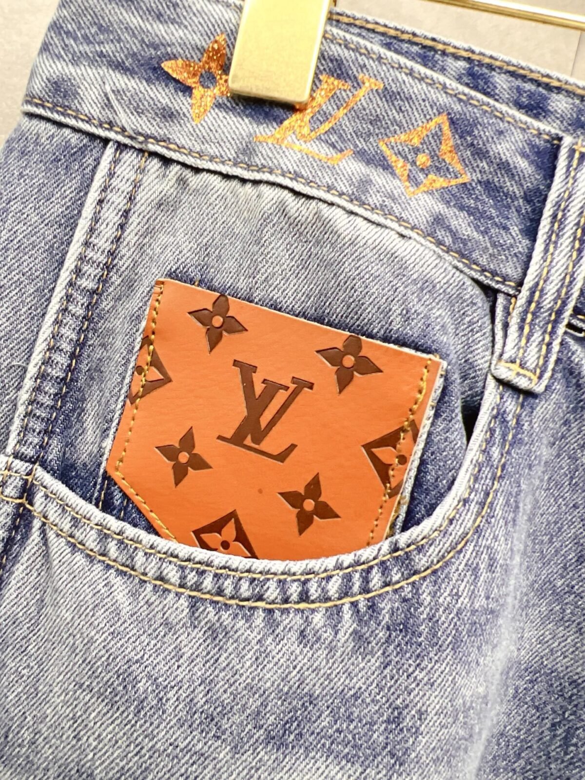 ⁦بنطال جينز رجالي أنيق من LV⁩ - الصورة ⁦7⁩