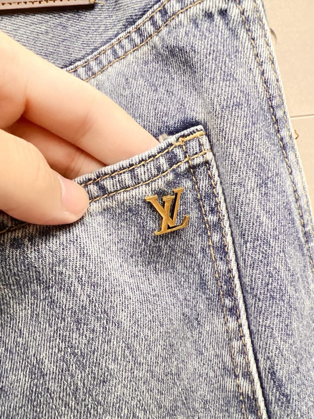 ⁦بنطال جينز رجالي أنيق من LV⁩ - الصورة ⁦6⁩