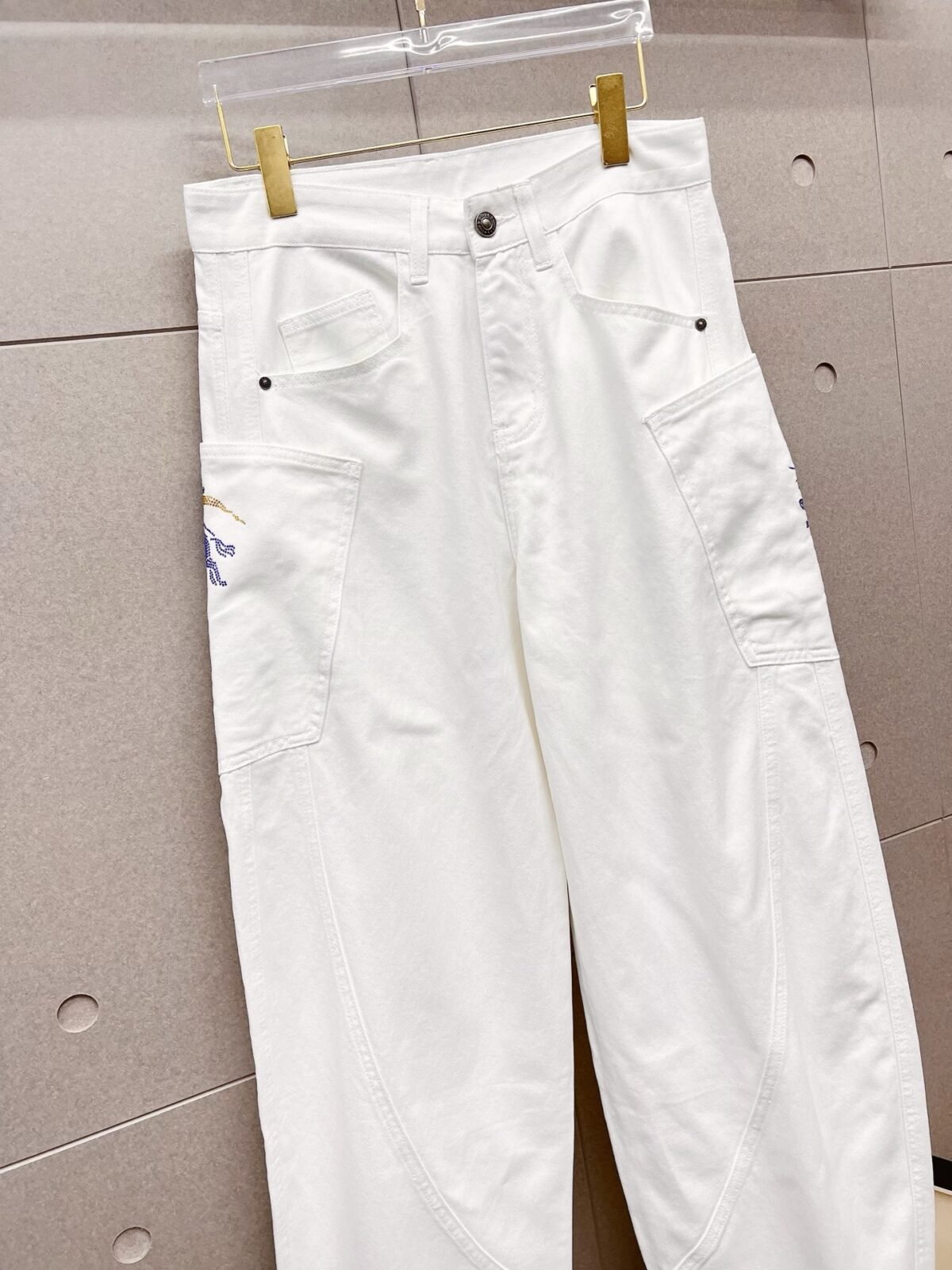 ⁦بنطال جينز رجالي أنيق من بربري⁩ - الصورة ⁦2⁩