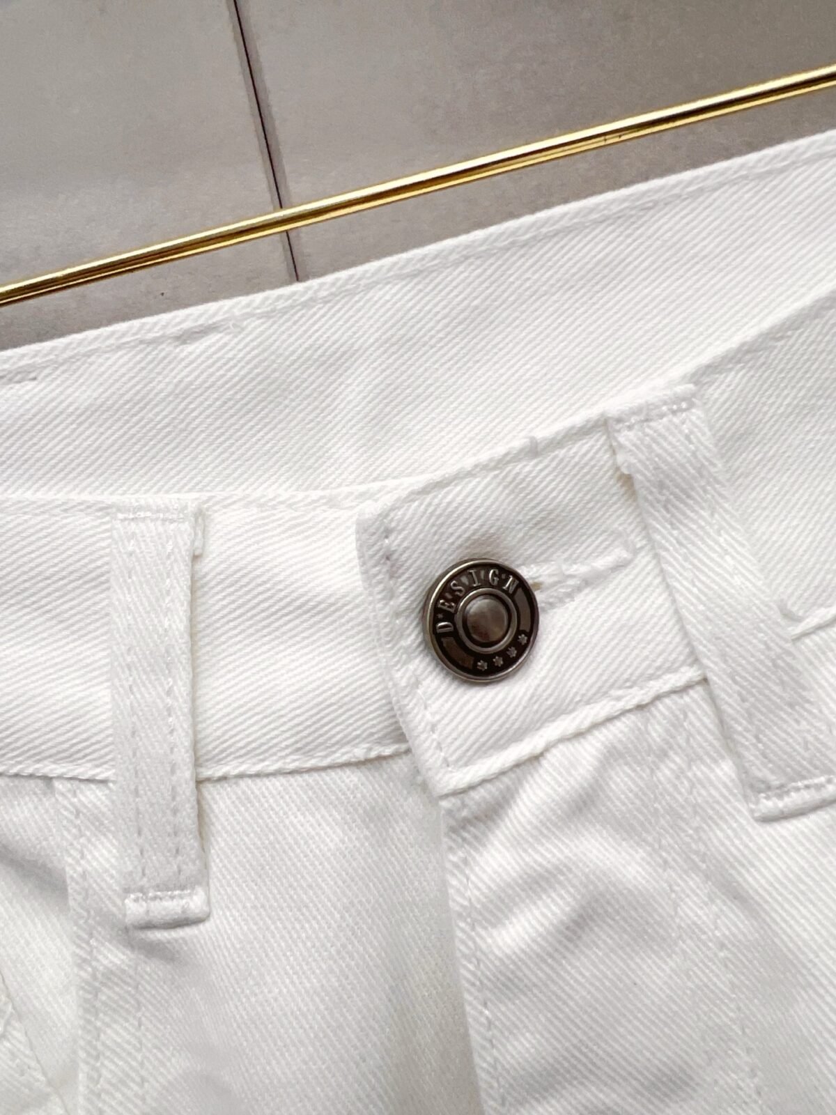 ⁦بنطال جينز رجالي أنيق من بربري⁩ - الصورة ⁦4⁩