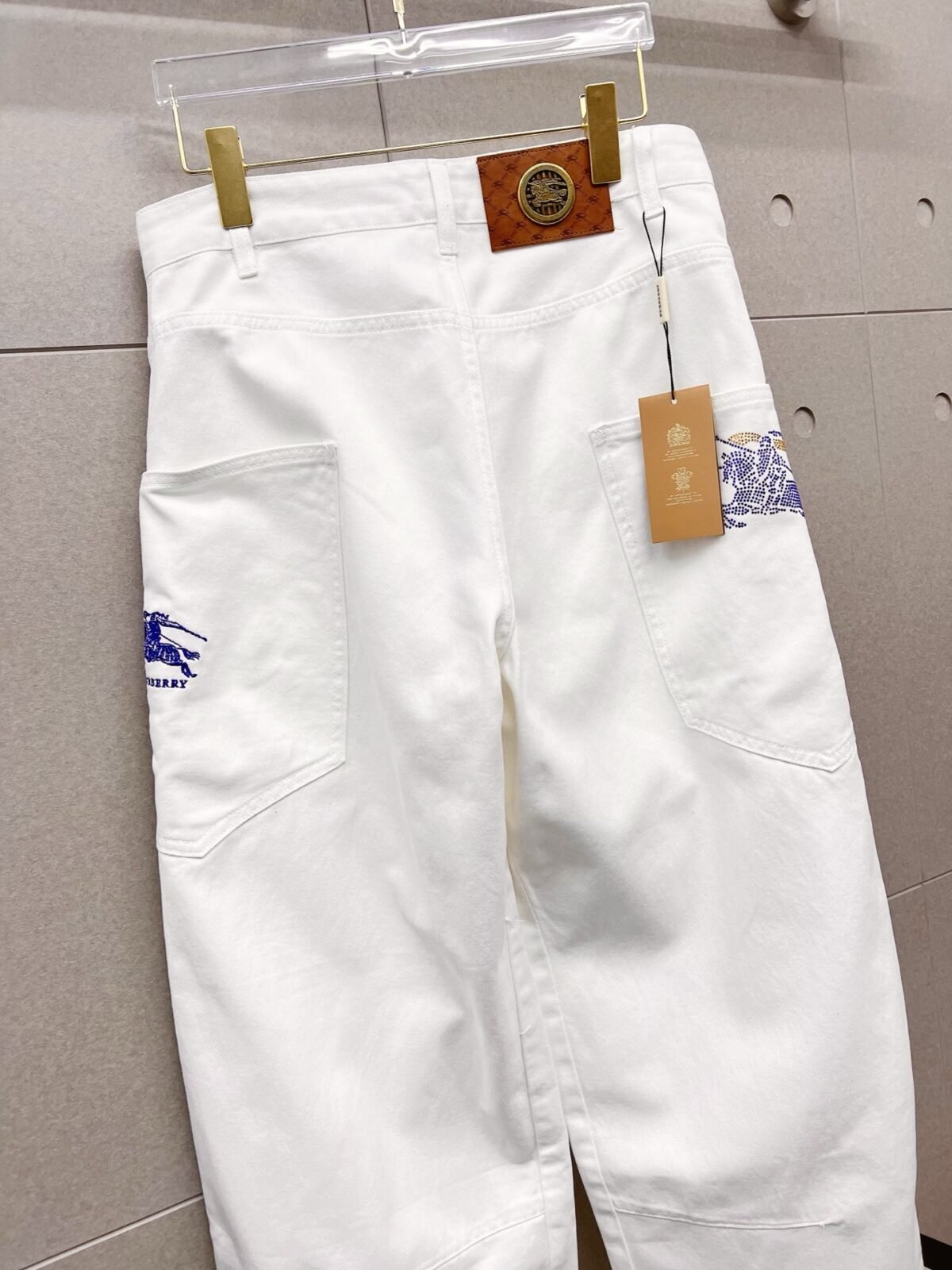 ⁦بنطال جينز رجالي أنيق من بربري⁩ - الصورة ⁦3⁩