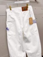 ⁦بنطال جينز رجالي أنيق من بربري⁩ - الصورة ⁦3⁩