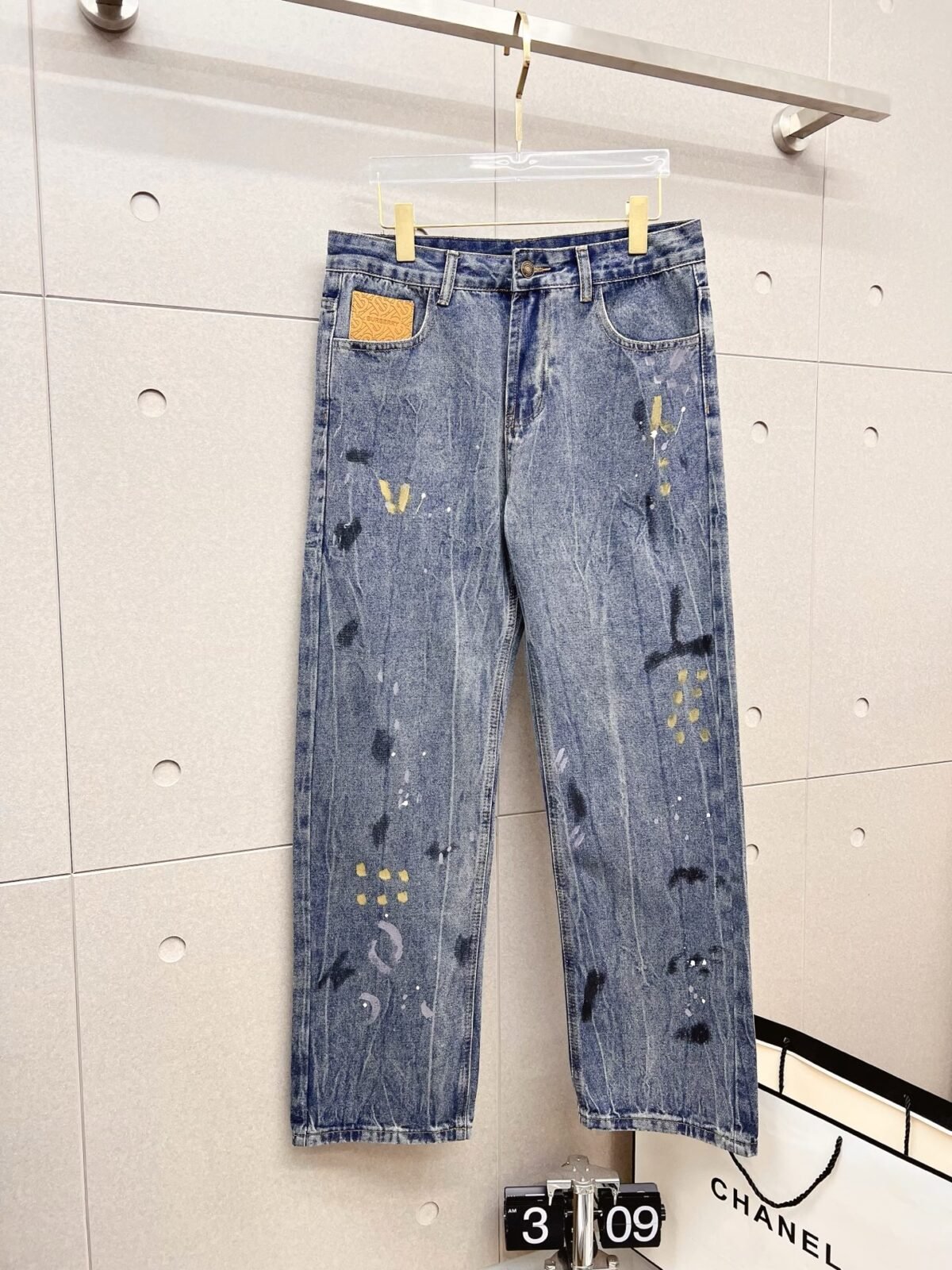 ⁦بنطال جينز رجالي عصري من بربري⁩ - الصورة ⁦1⁩