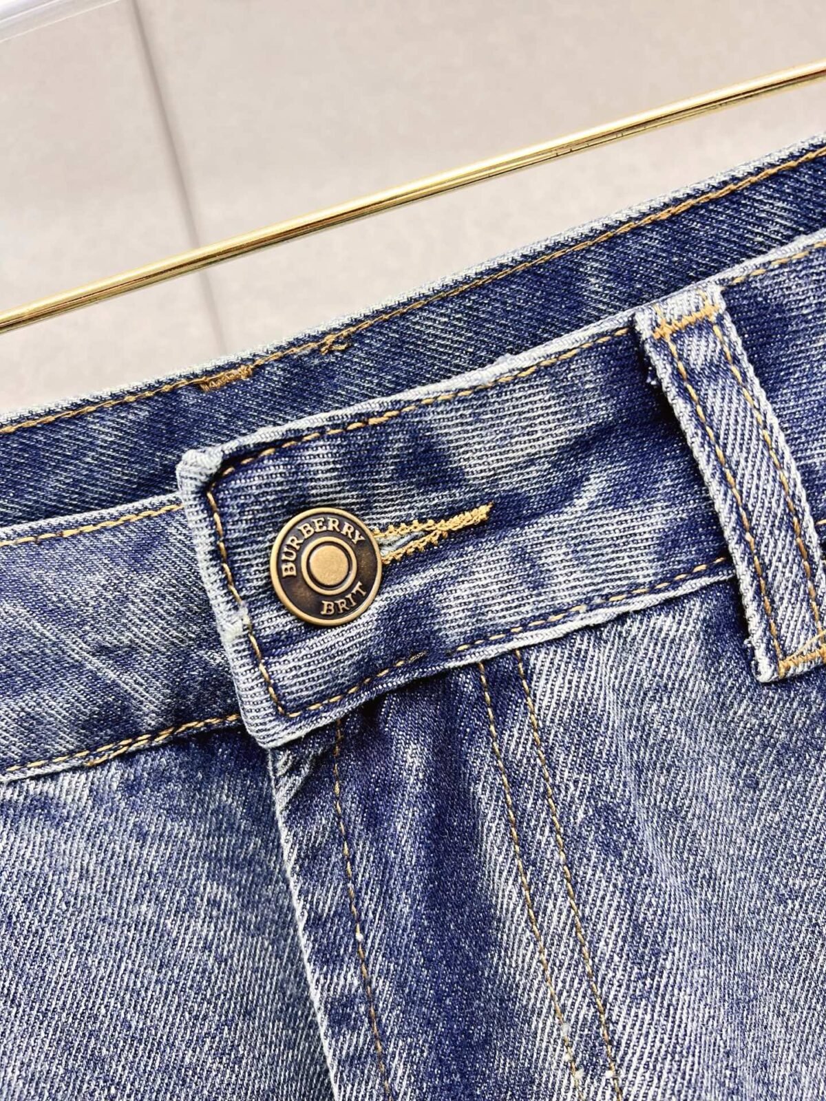 ⁦بنطال جينز رجالي عصري من بربري⁩ - الصورة ⁦5⁩