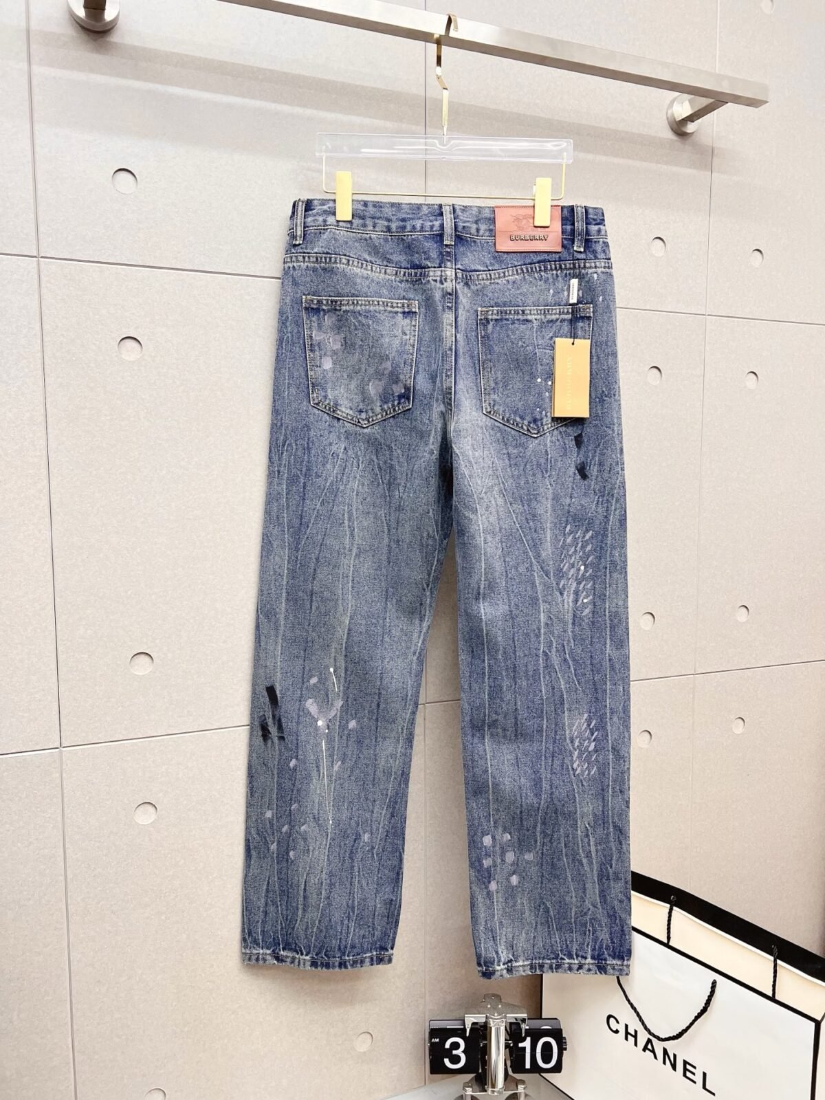 ⁦بنطال جينز رجالي عصري من بربري⁩ - الصورة ⁦2⁩