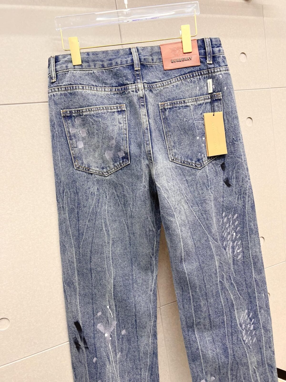 ⁦بنطال جينز رجالي عصري من بربري⁩ - الصورة ⁦4⁩