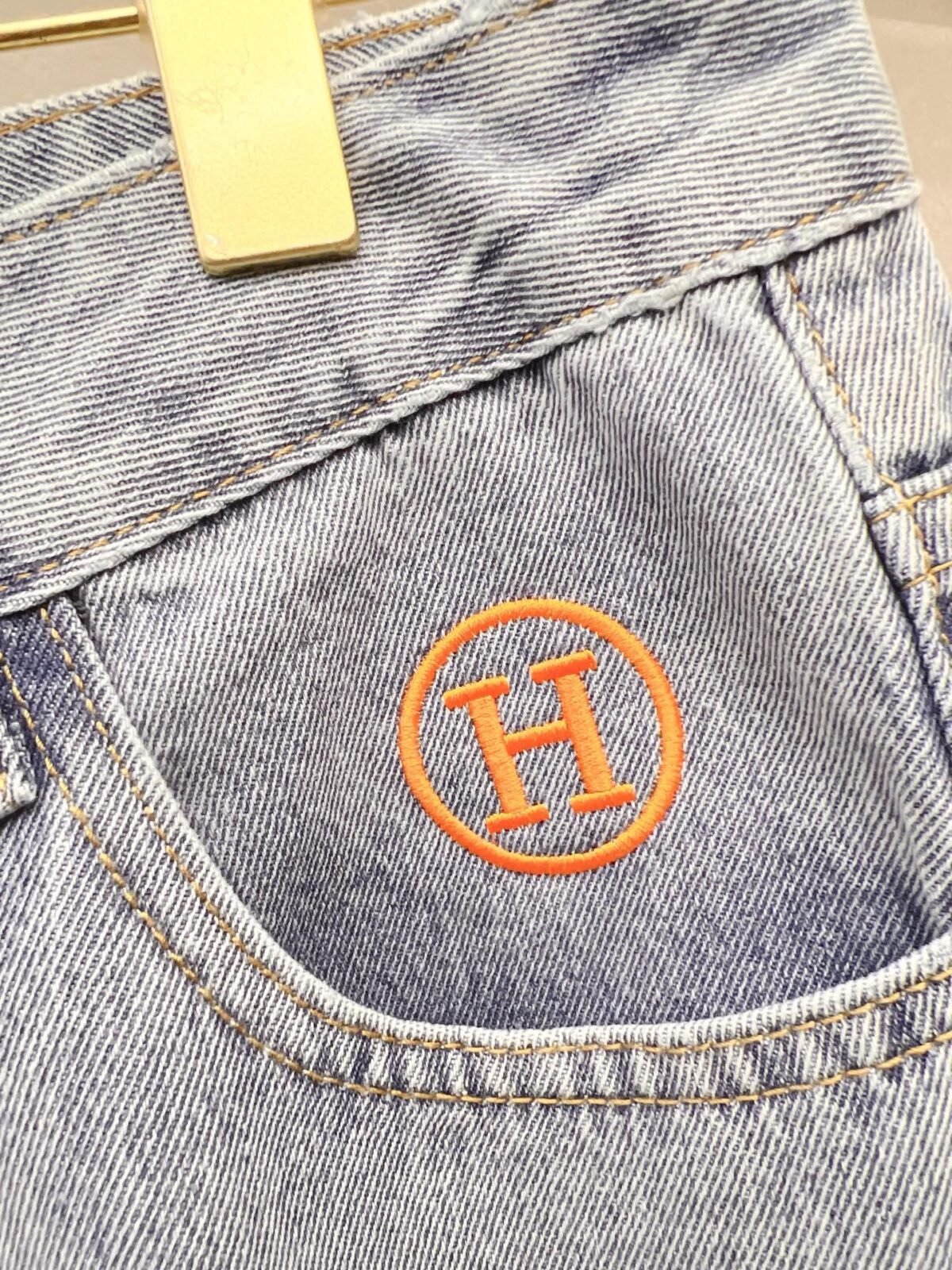 ⁦بنطال جينز رجالي عصري من هيرمس⁩ - الصورة ⁦4⁩