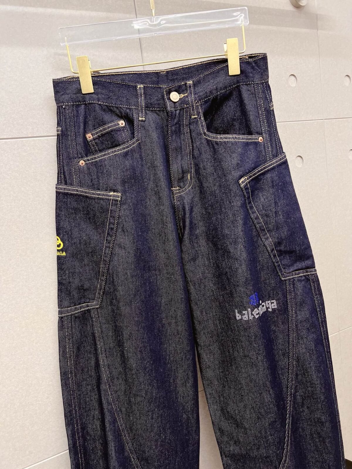 ⁦بنطال جينز رجالي عصري من بالنسياغا⁩ - الصورة ⁦2⁩