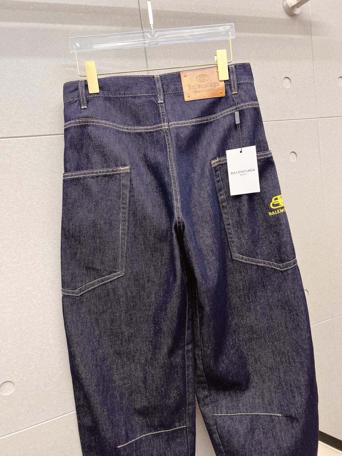 ⁦بنطال جينز رجالي عصري من بالنسياغا⁩ - الصورة ⁦3⁩
