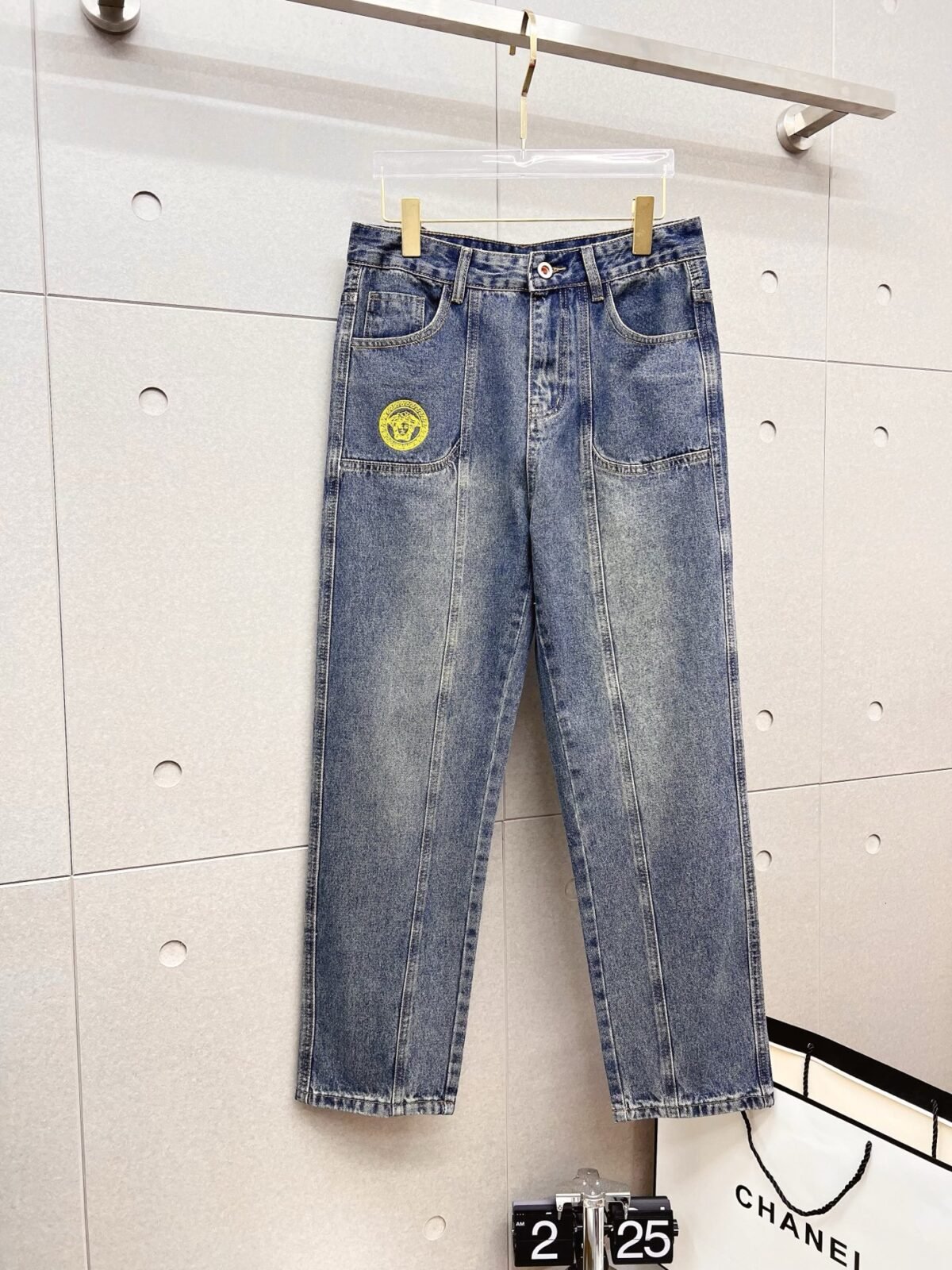 wsxc1748278492820_0 بنطال جينز رجالي عصري من فيرساتشي - الصورة 1