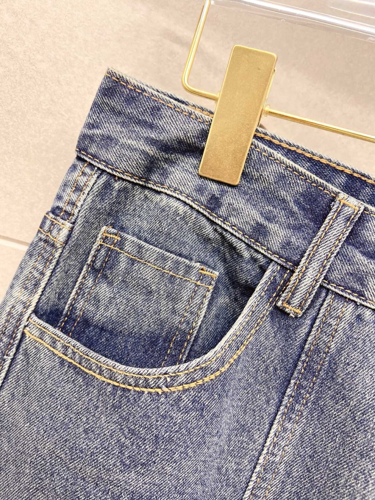 ⁦بنطال جينز رجالي عصري من فيرساتشي⁩ - الصورة ⁦3⁩