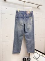 ⁦بنطال جينز رجالي عصري من فيرساتشي⁩ - الصورة ⁦2⁩