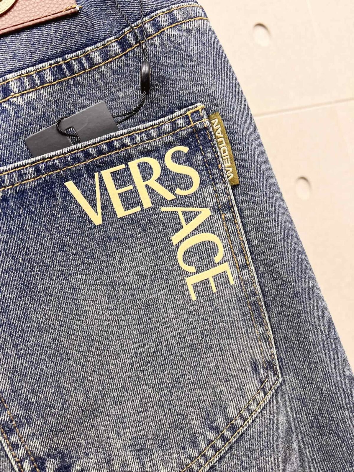 ⁦بنطال جينز رجالي عصري من فيرساتشي⁩ - الصورة ⁦5⁩