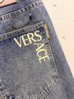 ⁦بنطال جينز رجالي عصري من فيرساتشي⁩ - الصورة ⁦5⁩