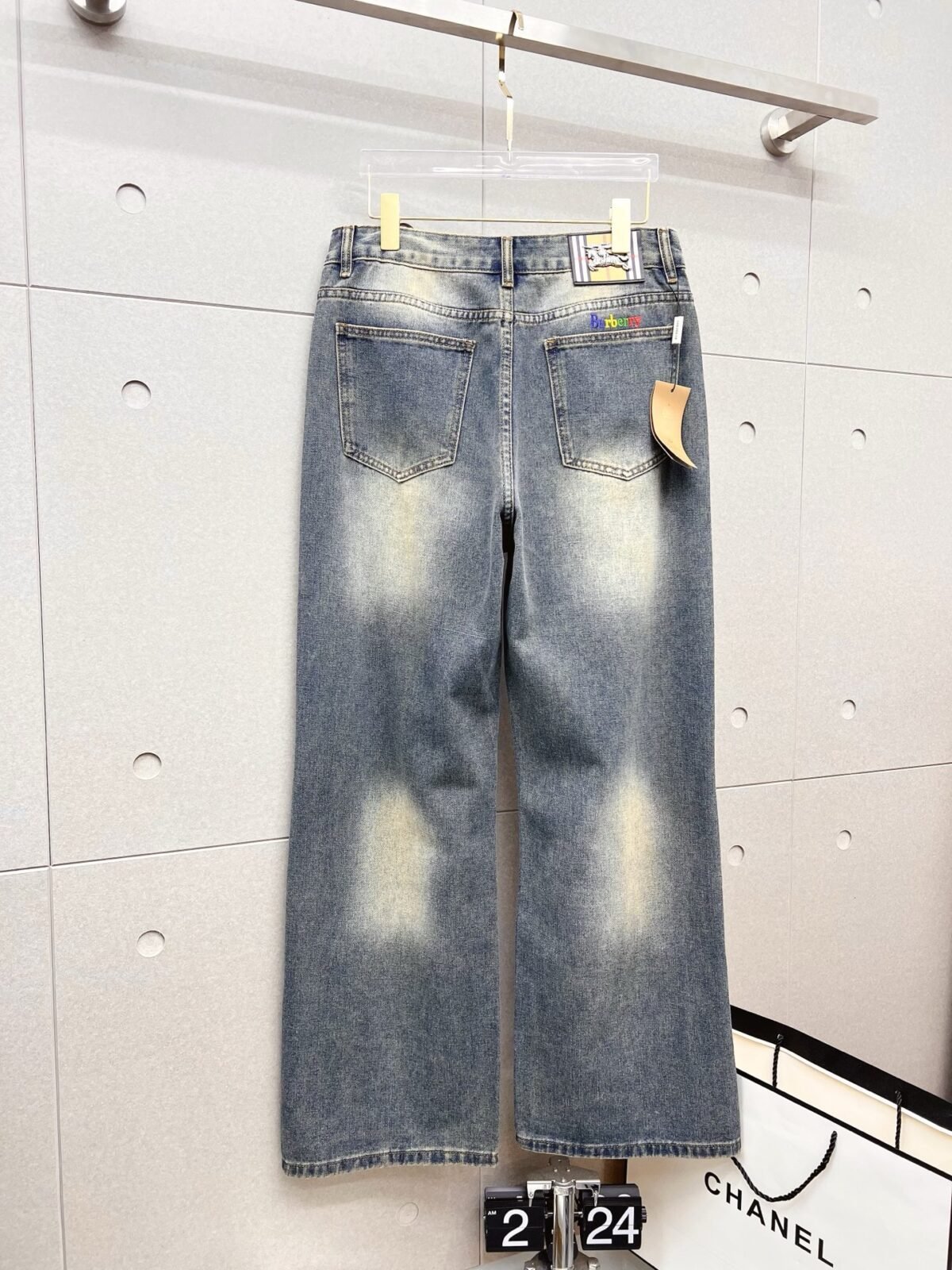 ⁦بنطال جينز رجالي عصري من بربري⁩ - الصورة ⁦2⁩