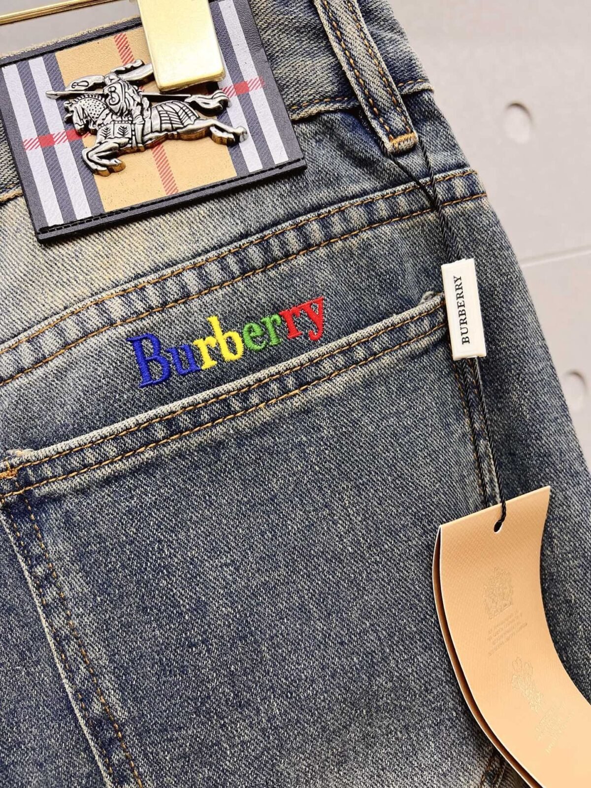 ⁦بنطال جينز رجالي عصري من بربري⁩ - الصورة ⁦4⁩