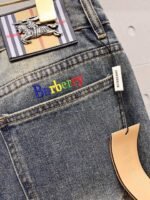 ⁦بنطال جينز رجالي عصري من بربري⁩ - الصورة ⁦4⁩