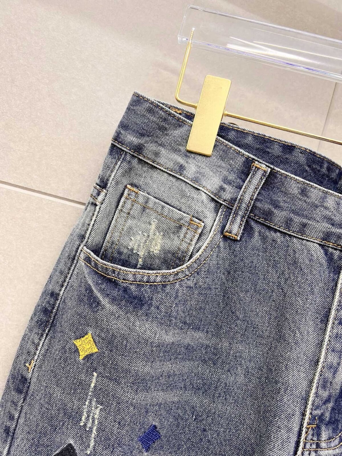 ⁦بنطال جينز رجالي عصري من LV⁩ - الصورة ⁦4⁩