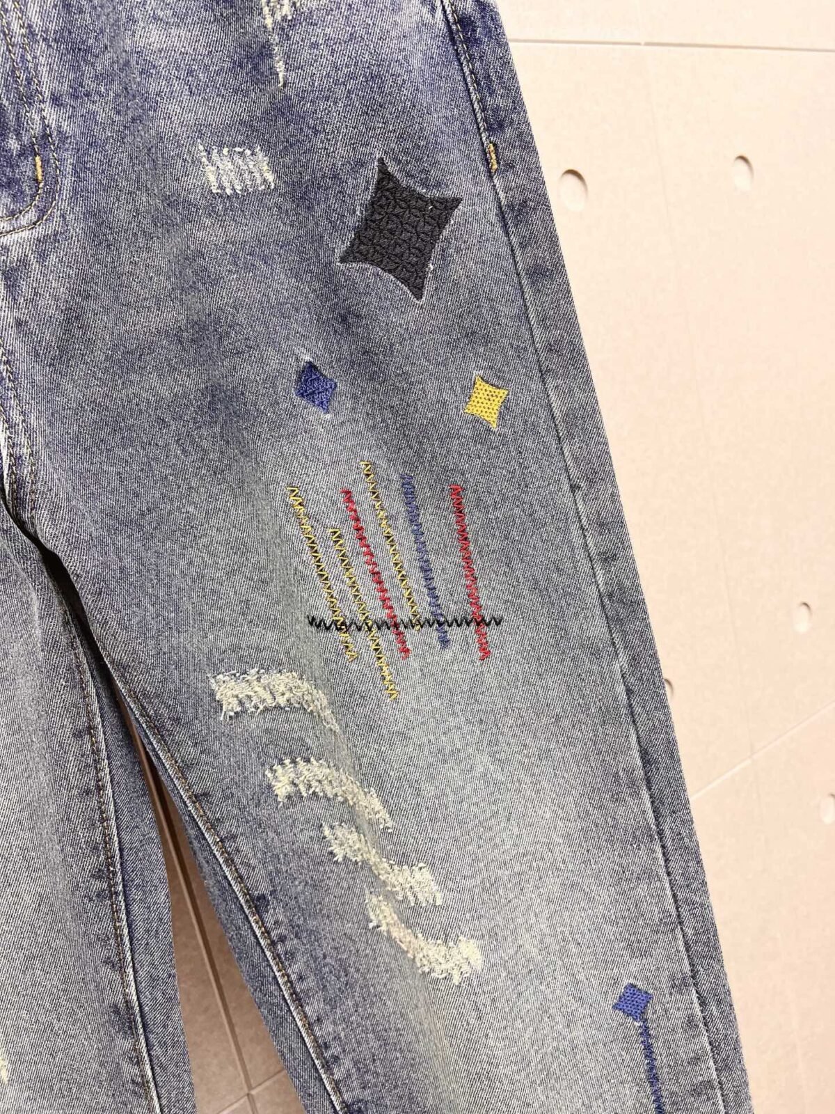 ⁦بنطال جينز رجالي عصري من LV⁩ - الصورة ⁦5⁩