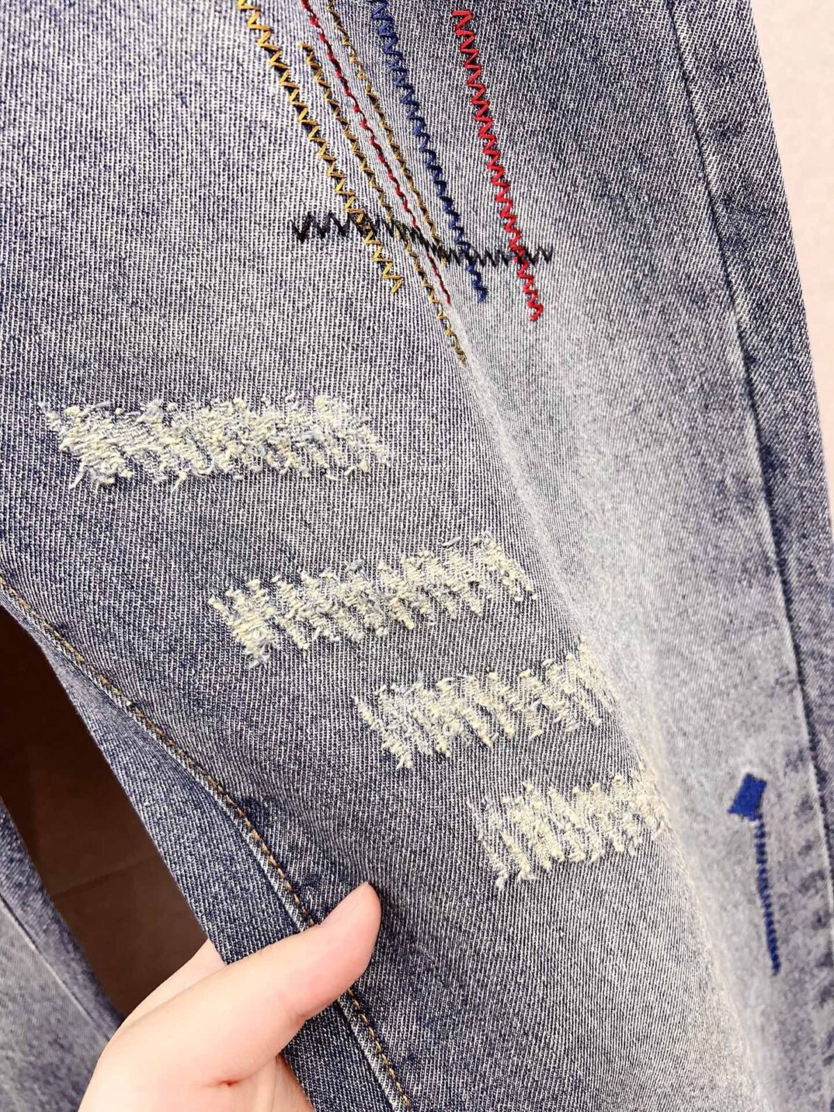 ⁦بنطال جينز رجالي عصري من LV⁩ - الصورة ⁦7⁩