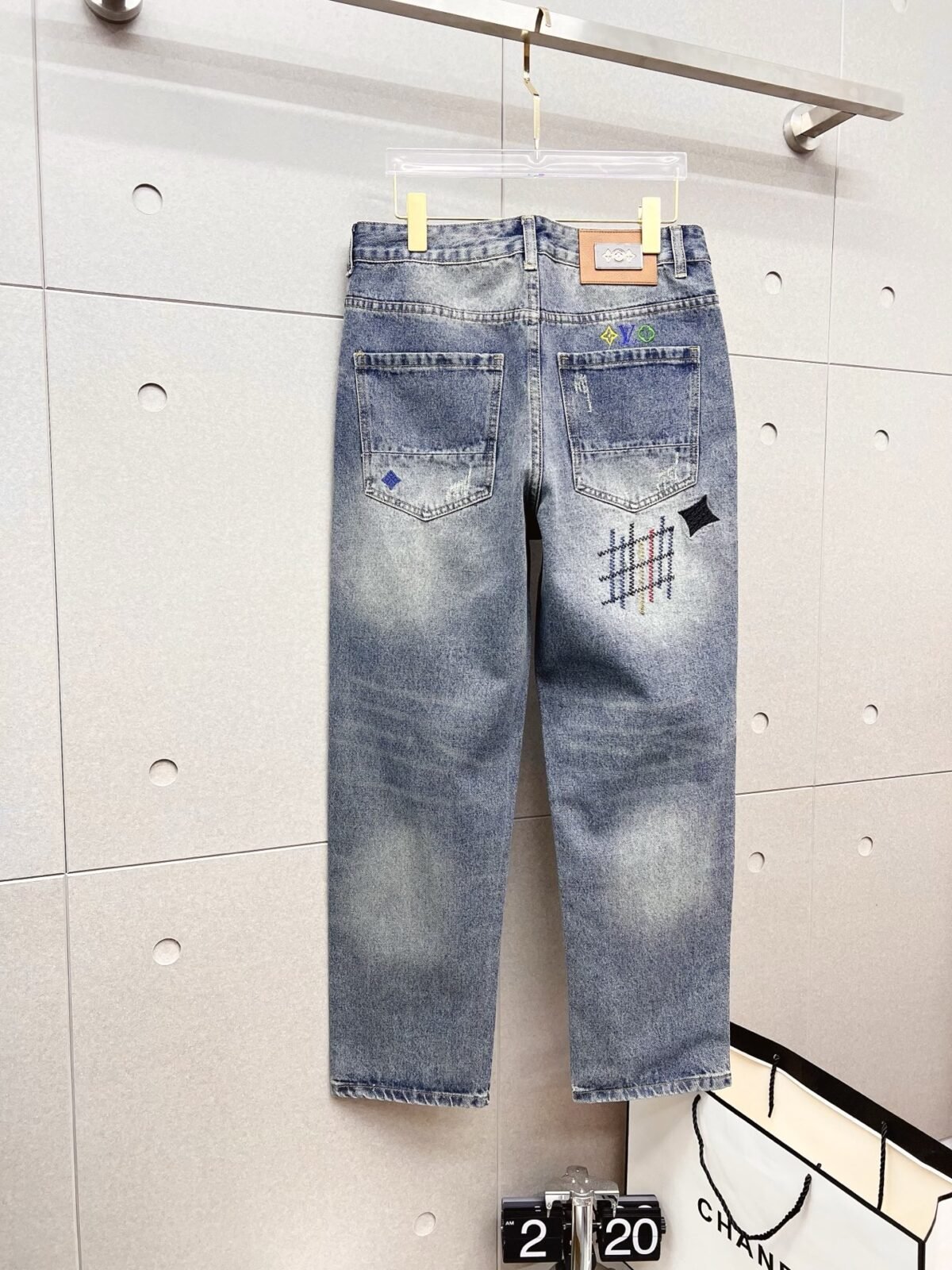 ⁦بنطال جينز رجالي عصري من LV⁩ - الصورة ⁦2⁩