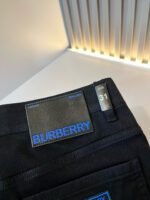 ⁦بنطال جينز رجالي كاجوال فاخر جديد من بربري⁩ - الصورة ⁦7⁩