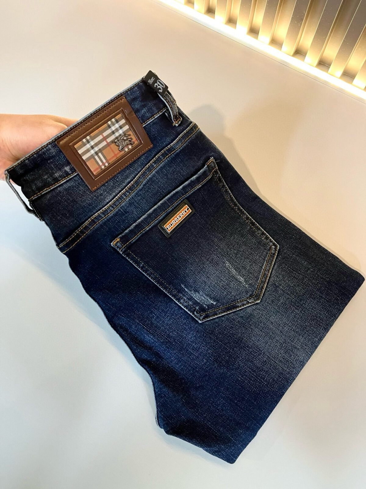 ⁦بنطال جينز رجالي كاجوال فاخر جديد من بربري⁩ - الصورة ⁦1⁩